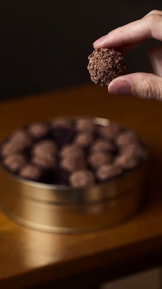 Truffes au chocolat dans une boîte en métal doré