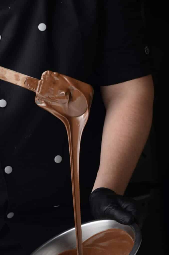 Chocolat fondu versé à la louche